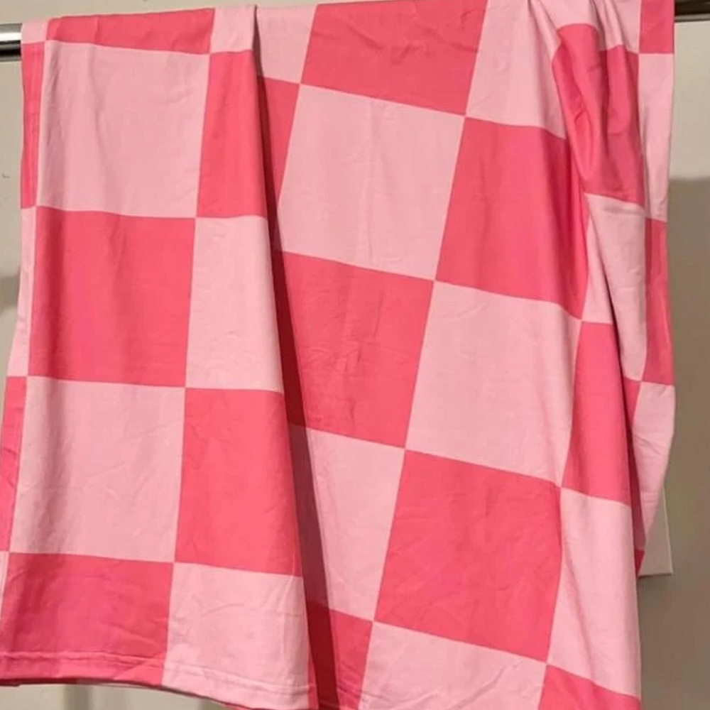 Pink bubblegum checkered blanket
